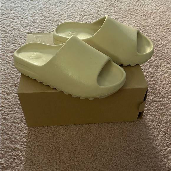 YZY Slides - Picture 2 of 4